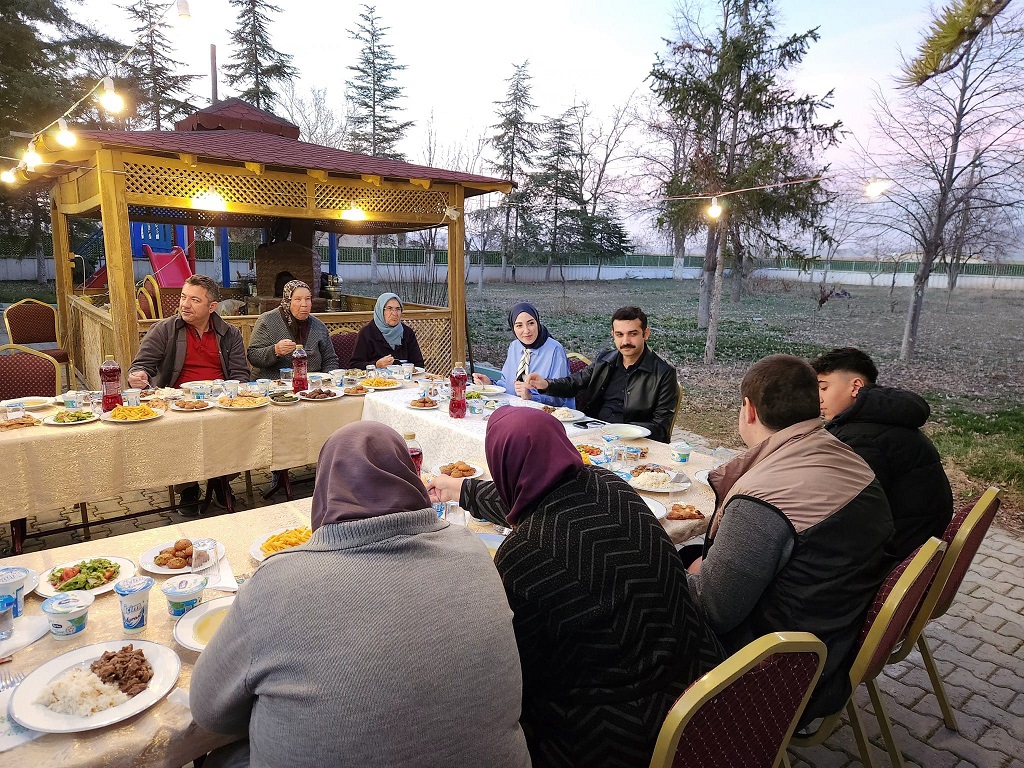 Kaymakamımız Sn. Muhammet ÇINARKA ve eşi Hidayet Nur Hanımefendi, ilçemiz sakinlerinden misafirlerini iftar vesilesiyle konutunda ağırladı.