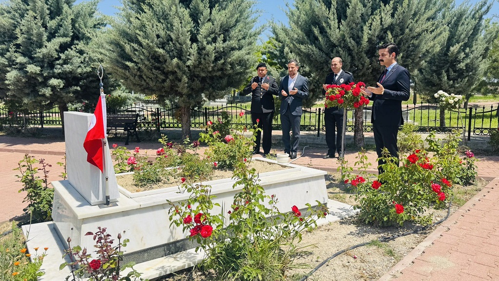 Kaymakamımız Sn. Muhammet ÇINARKA ve beraberindeki heyet, Kurban Bayramı Arifesi vesilesiyle aziz şehitlerimizin kabirlerini ziyaret etti.