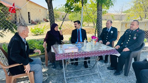 Kaymakamımız Sn. Muhammet ÇINARKA, Kurban Bayramı vesilesiyle aziz şehitlerimiz Birol DAĞLI ve İdris BÜYÜKDÖNMEZ’in ailelerini evlerinde ziyaret etti.