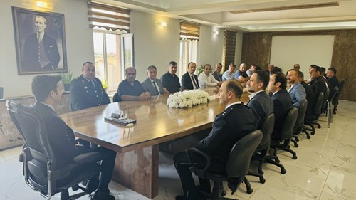 Kaymakamımız Sn. Muhammet ÇINARKA, Kurban Bayramı münasebetiyle ilçe protokolü, kurum amirleri ve muhtarlarımızla bayramlaştı.